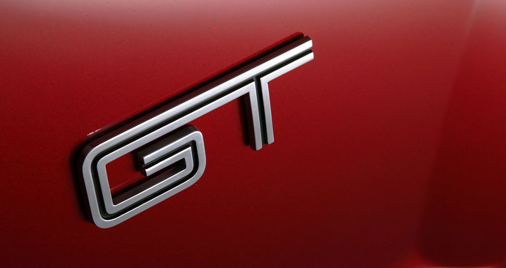 2005-ford-mustang-gt-badge