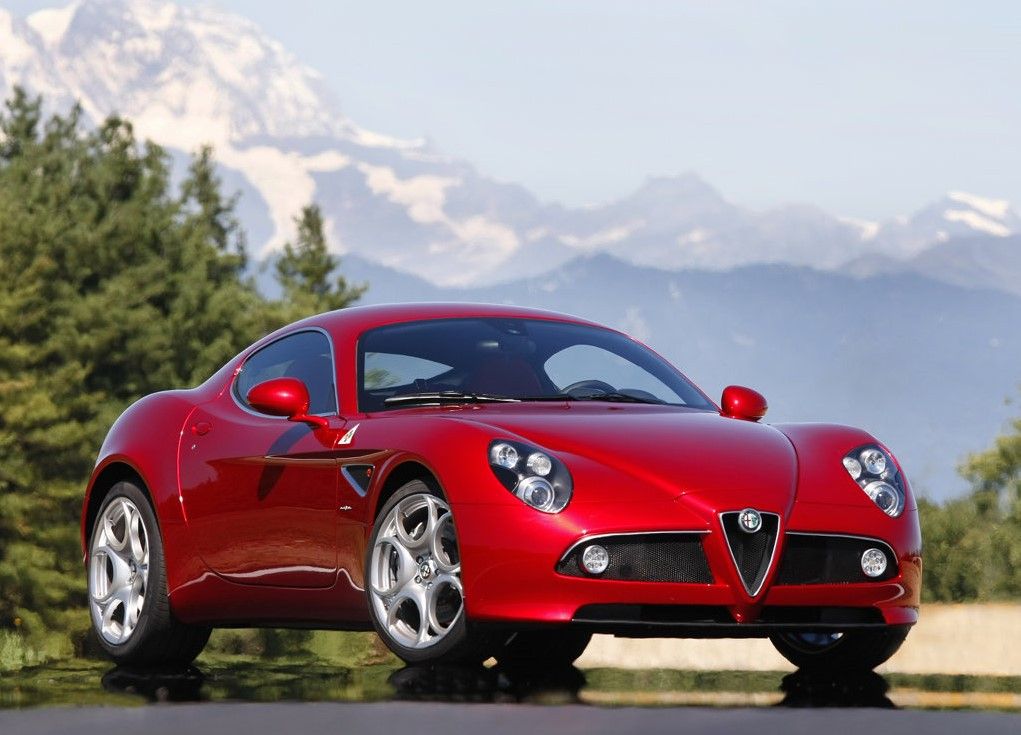 Vista frontal do Alfa Romeo 8C Competizione 2007 