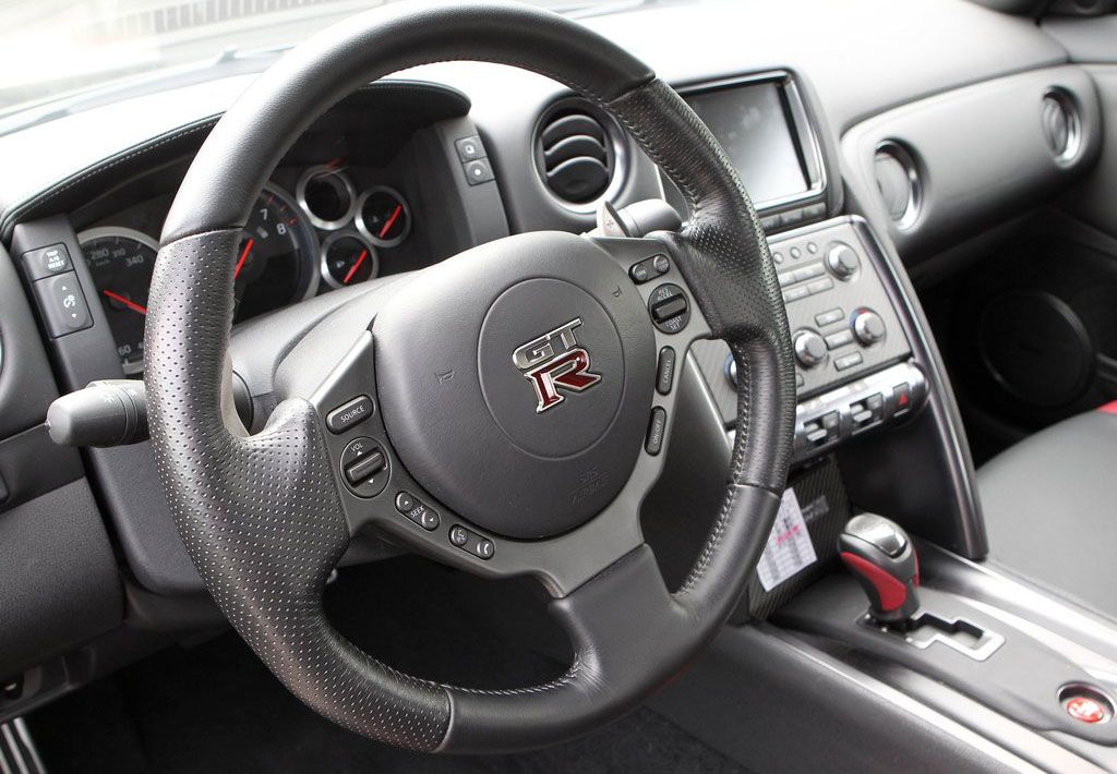 2012-r35-nissan-gt-r-interior-dashboard