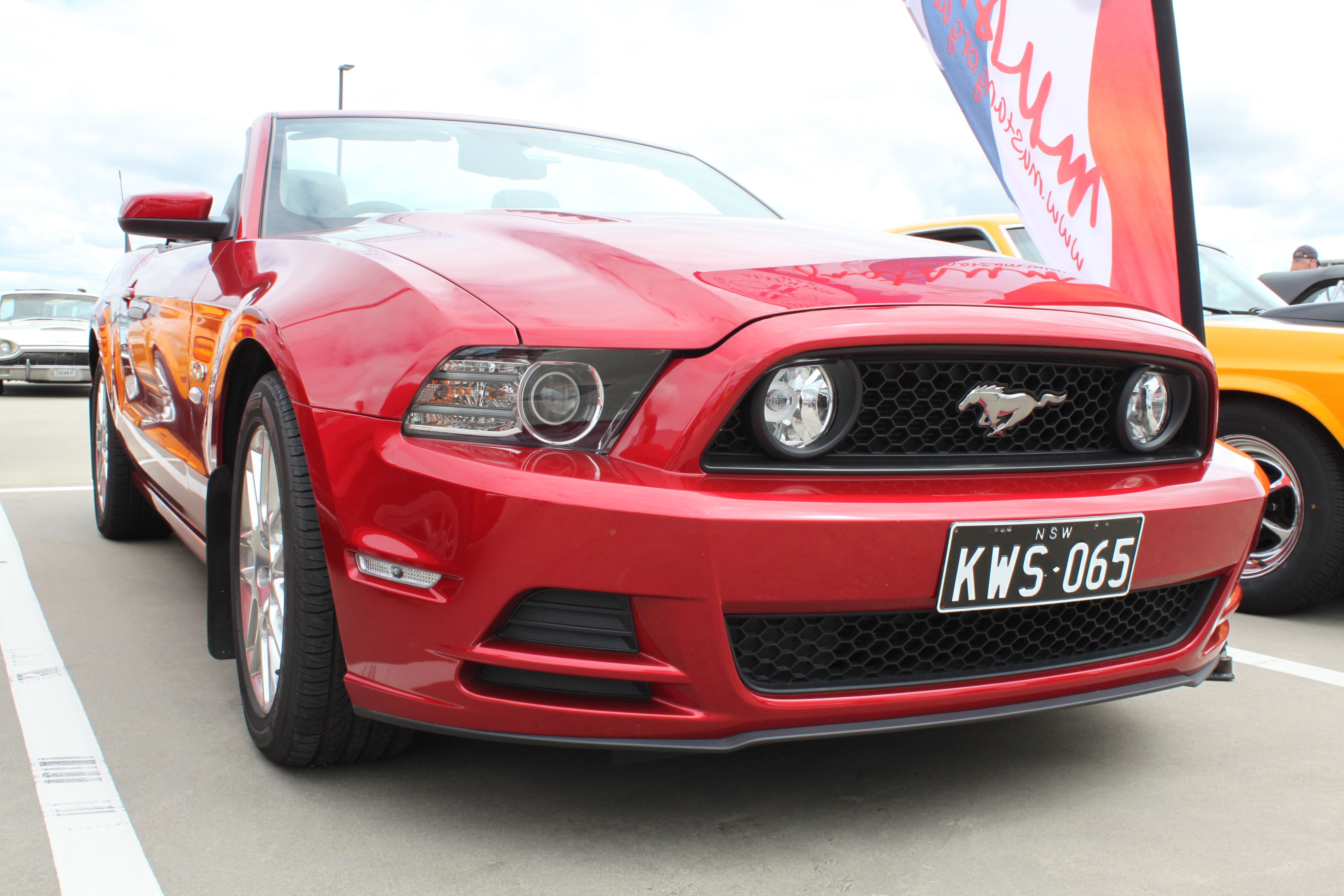 2013_Ford_Mustang_Convertible_(24188393509)