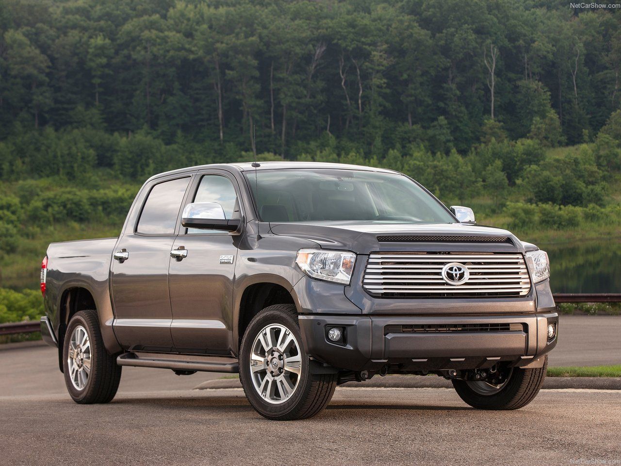 Prata 2016 Toyota Tundra estacionada do lado de fora