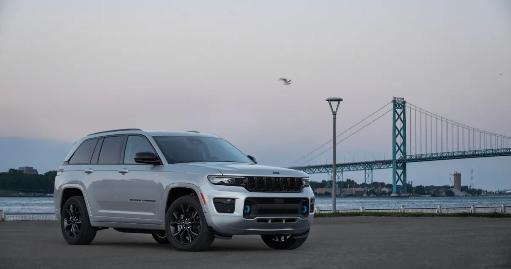 2023-Jeep-Grand-Cherokee-4xe-30th-Anniversary-Edition6-1