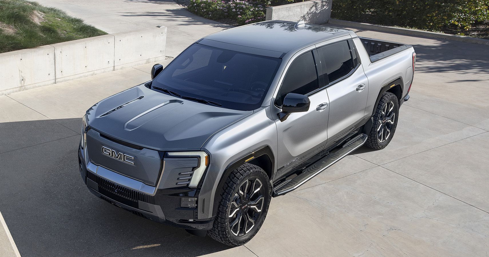 2025 GMC Sierra EV Makes The Ford F150 Lightning Look Weak And