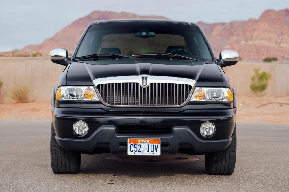 Black 2002 Lincoln Blackwood front 