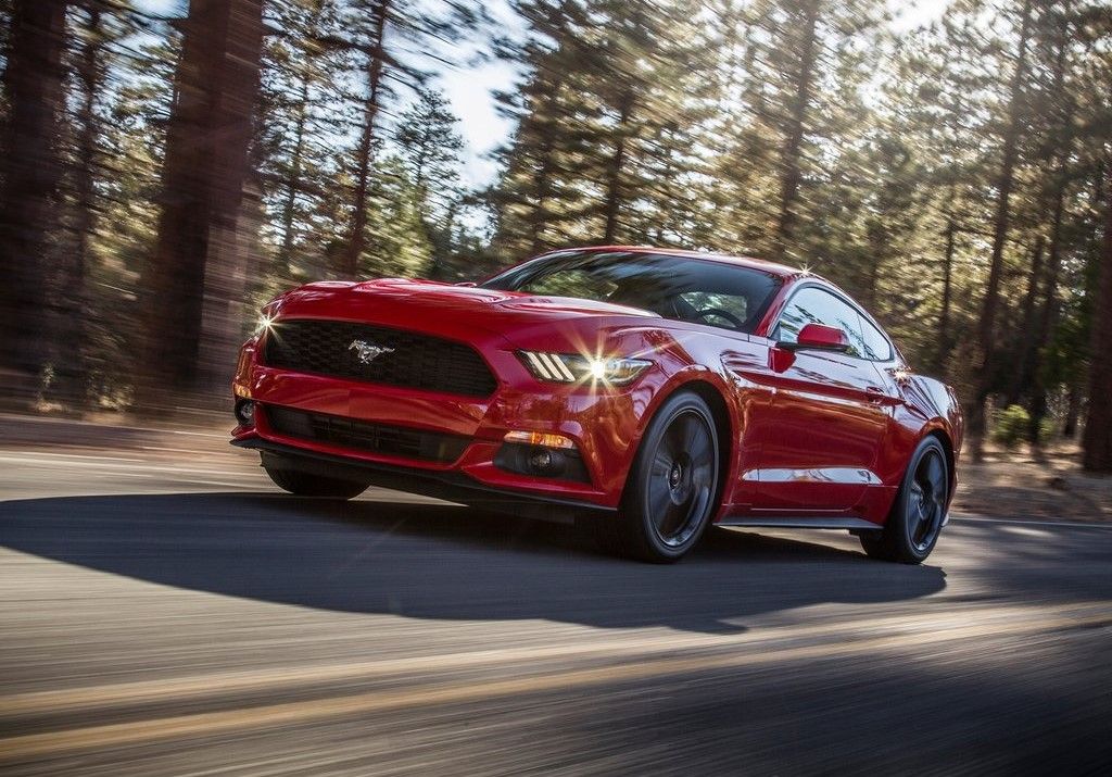 Ford Mustang EcoBoost 2022 rouge sur la route