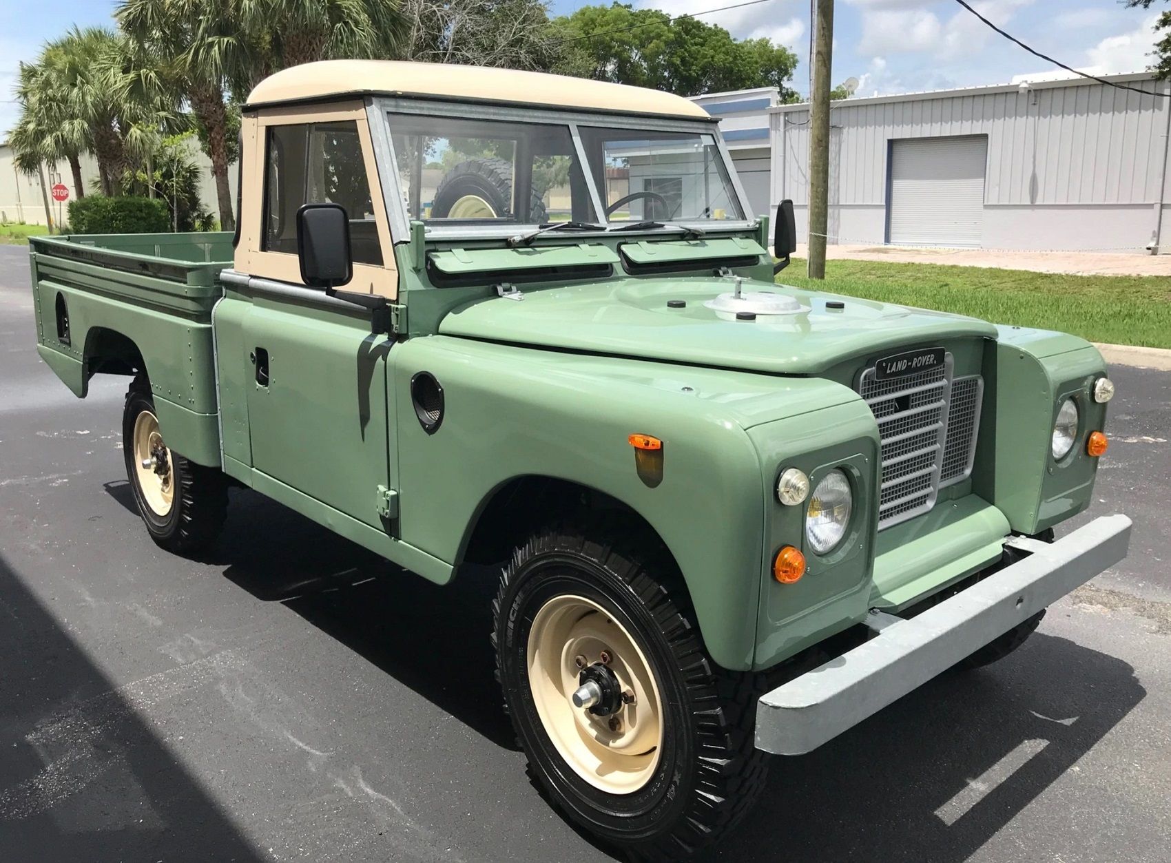 Land Rover - Front