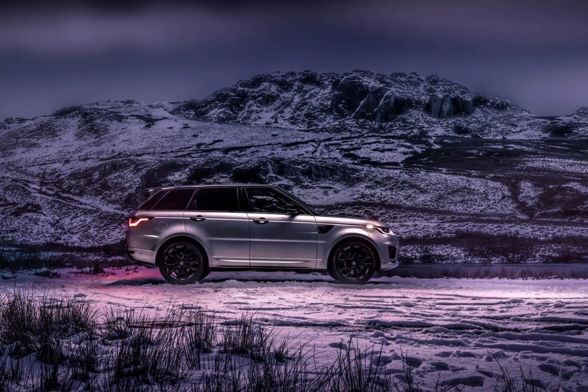 Land Rover Range Rover Sport HST in the night