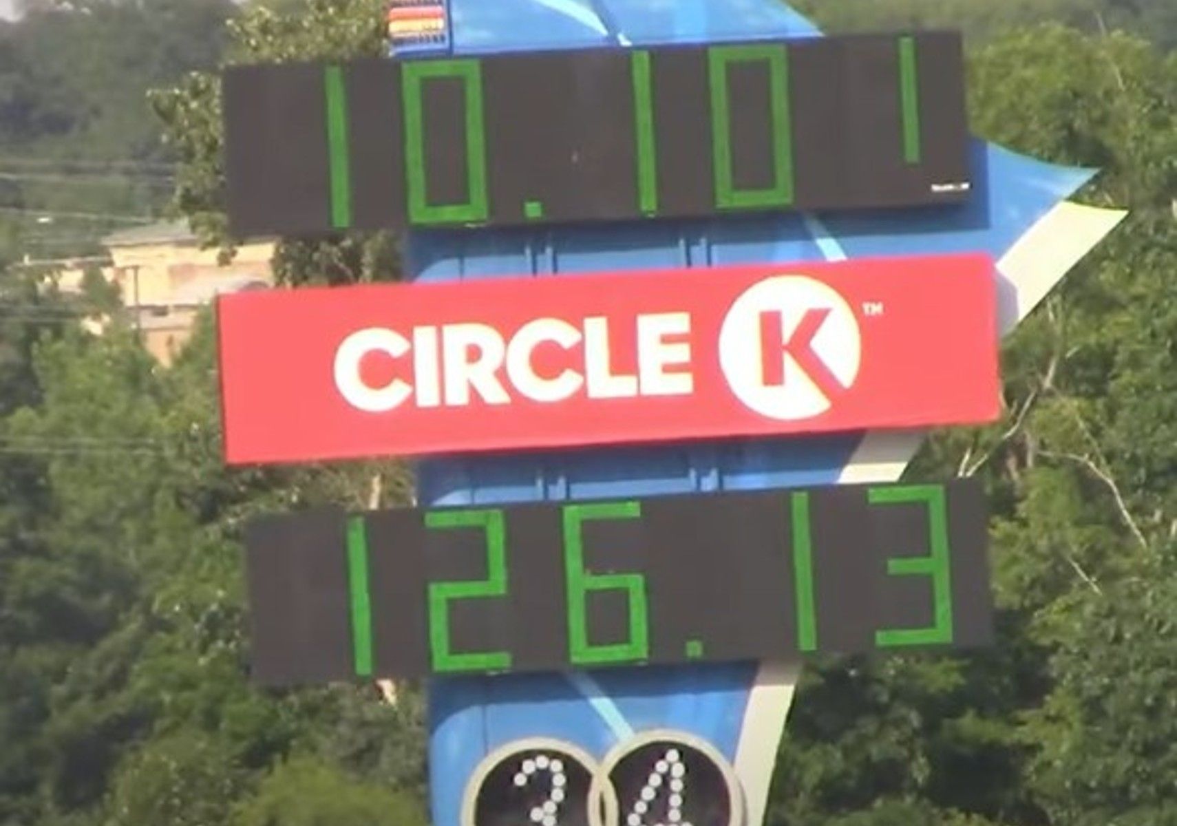 A Chevrolet Camaro ZL1 Tries Its Luck Against An MG Wagon With A Ford