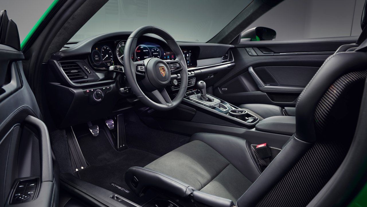 Porsche-911_Carrera_T-2023-Interior