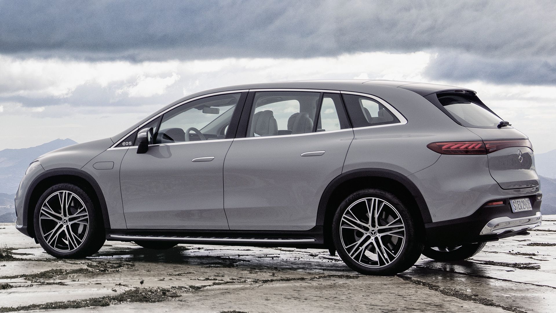 منظر خلفي 3/4 من eqs suv