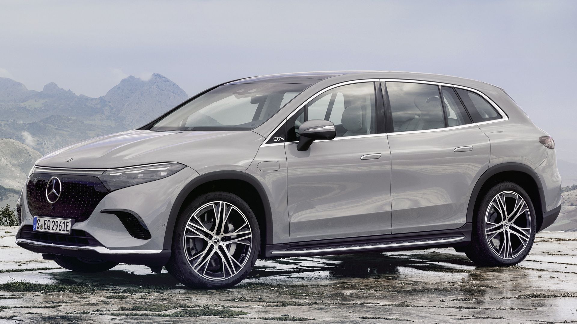 منظر أمامي 3/4 من eqs suv