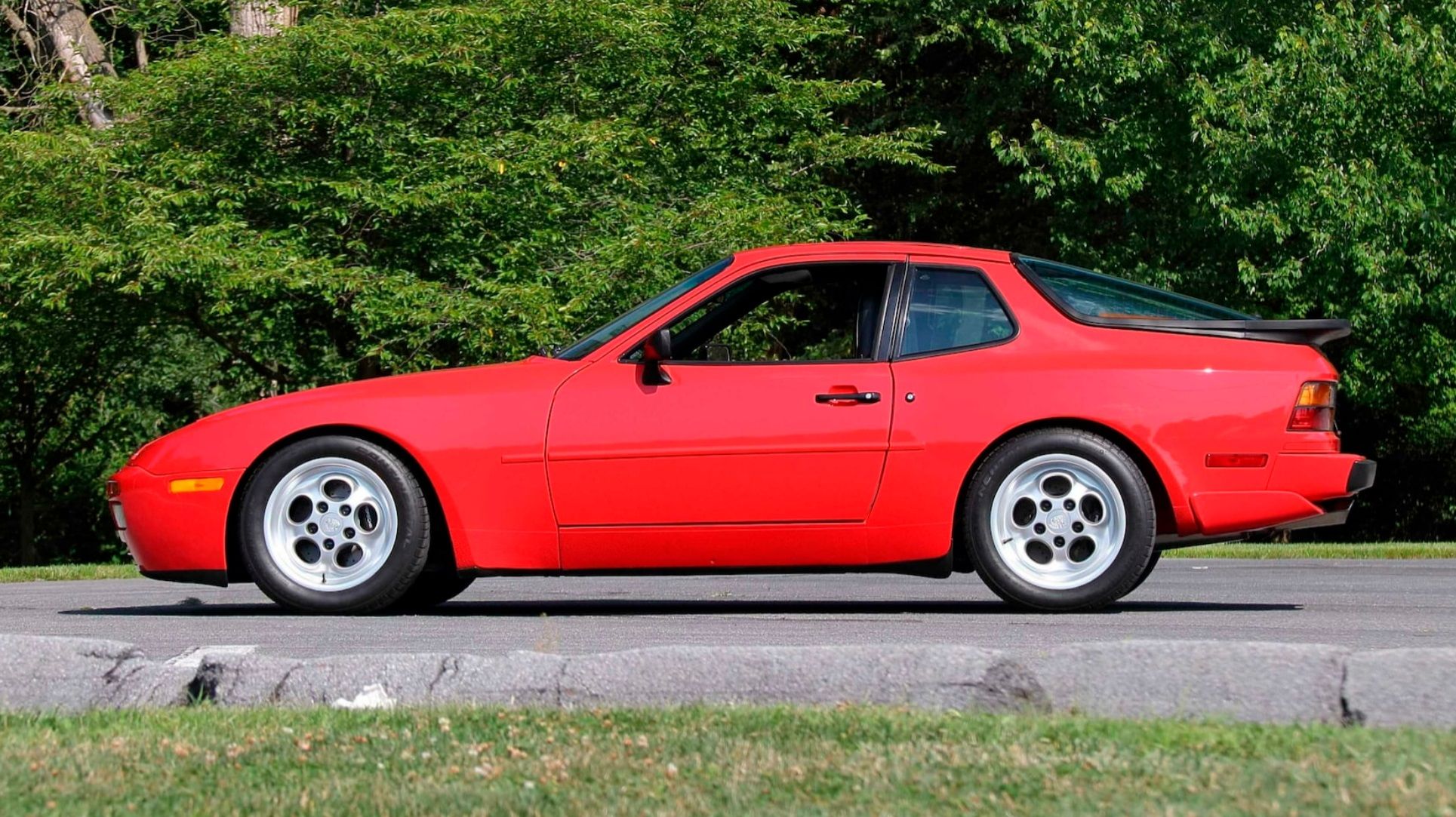 A side view of the 1986 Porsche 944 Turbo. 