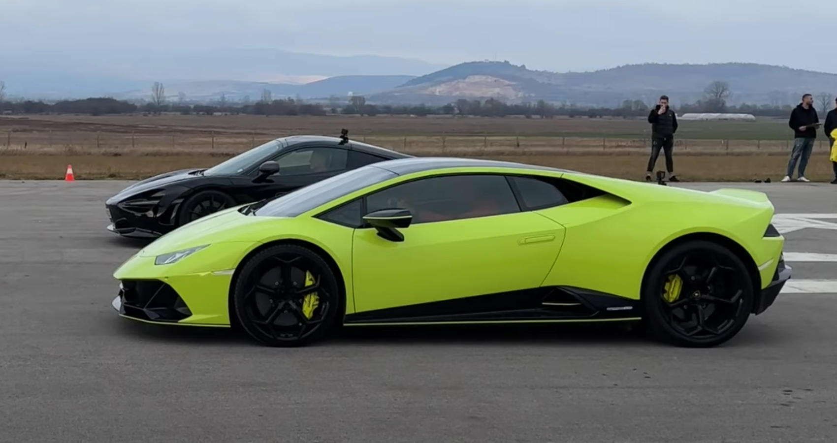 McLaren 720S and Lamborghini Hurican Evo drag racing
