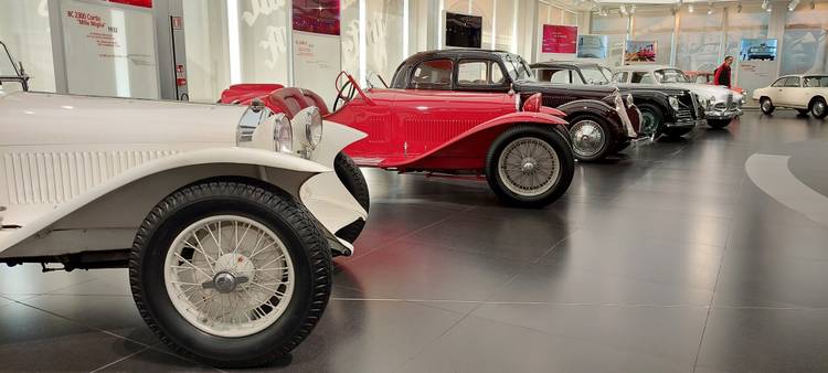 В музея на Alfa Romeo (СНИМКИ) 2 https://static1.hotcarsimages.com/wordpress/wp-content/uploads/2022/11/20221120_125408-4.jpg?q=50&fit=crop&w=750&dpr=1.5