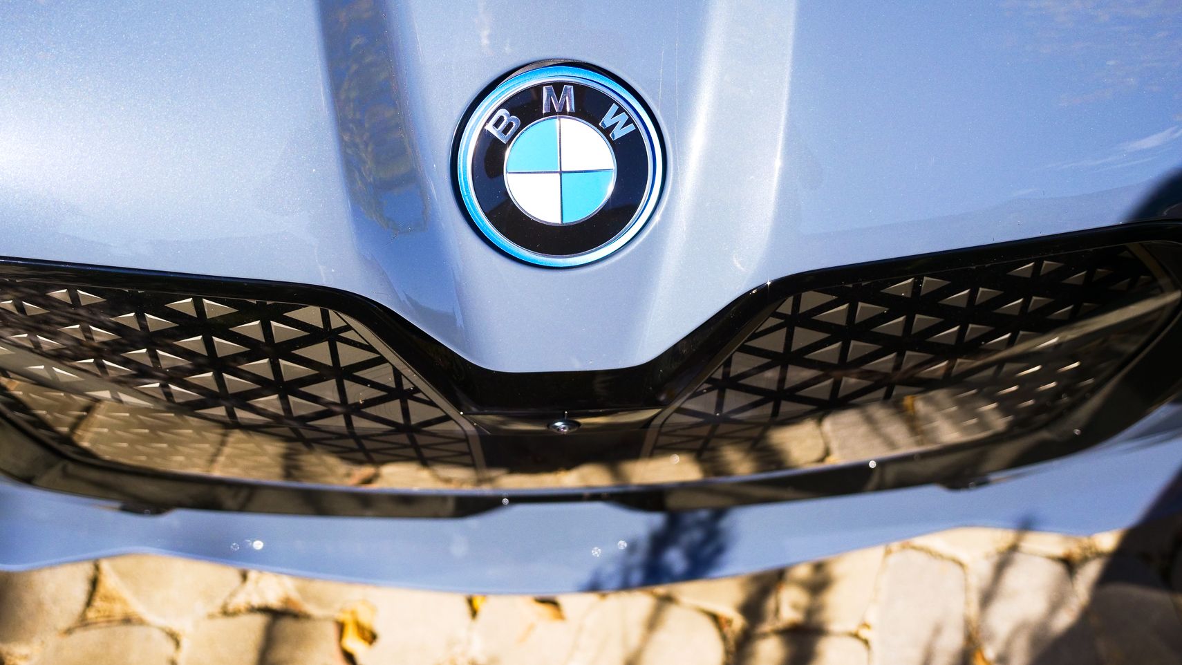 2023 BMW iX M60 hood logo