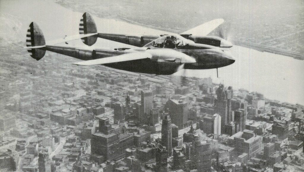 YP-38 в полете над Детройтом, штат Мичиган