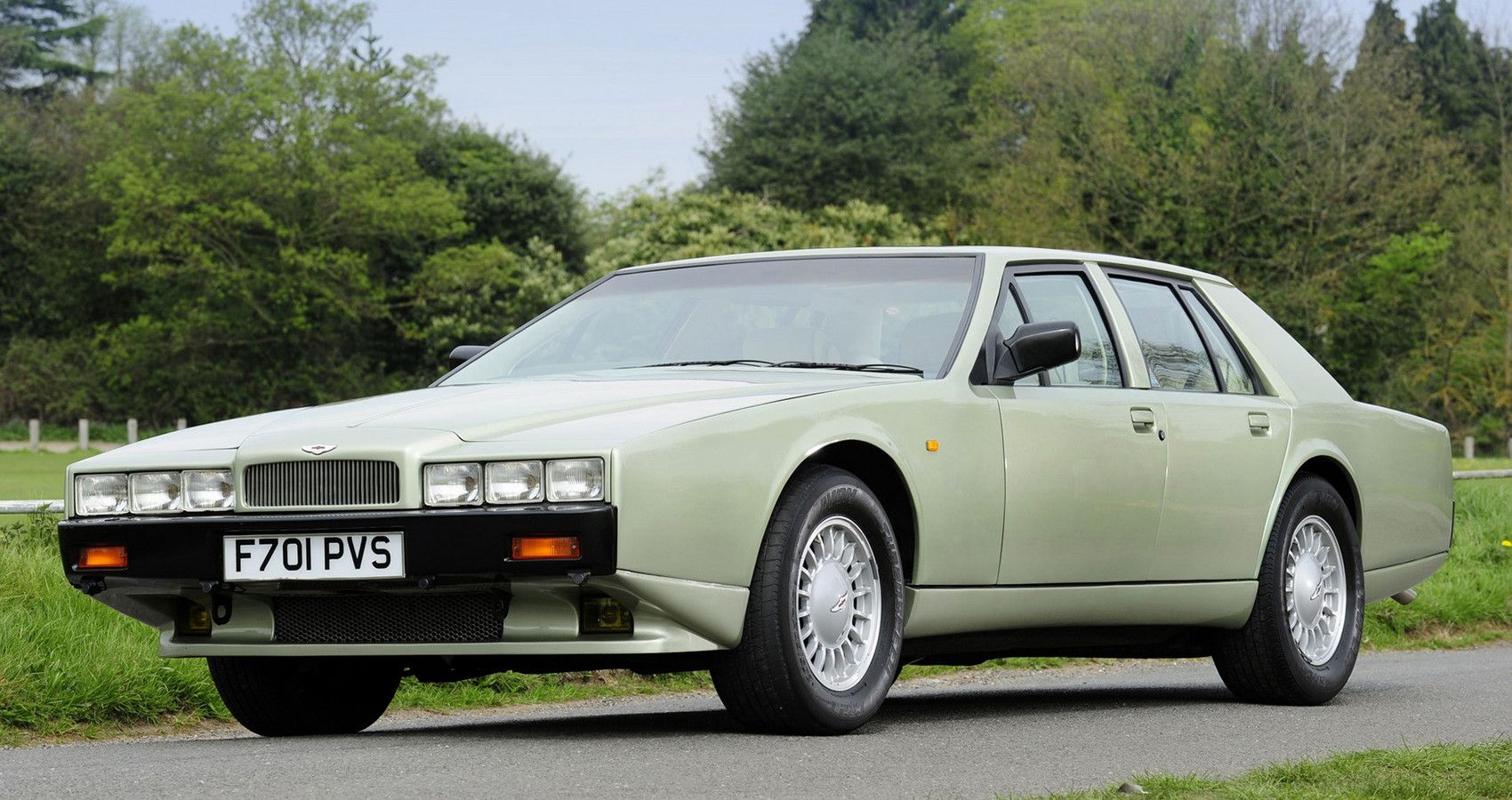 10 Classic Cars That Are The Epitome Of Luxury