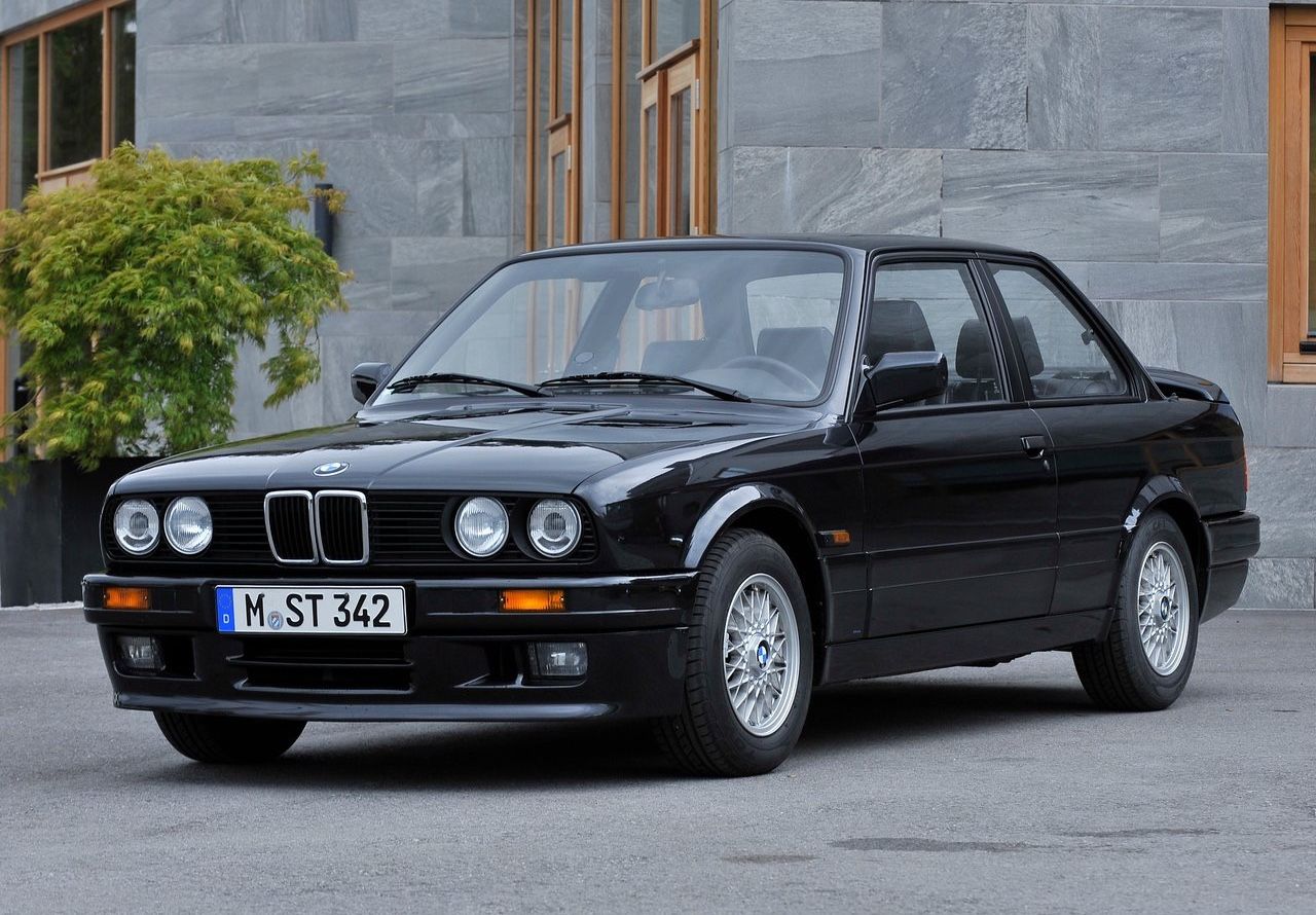 Negro 1988 BMW 320is E30 se ve impresionante