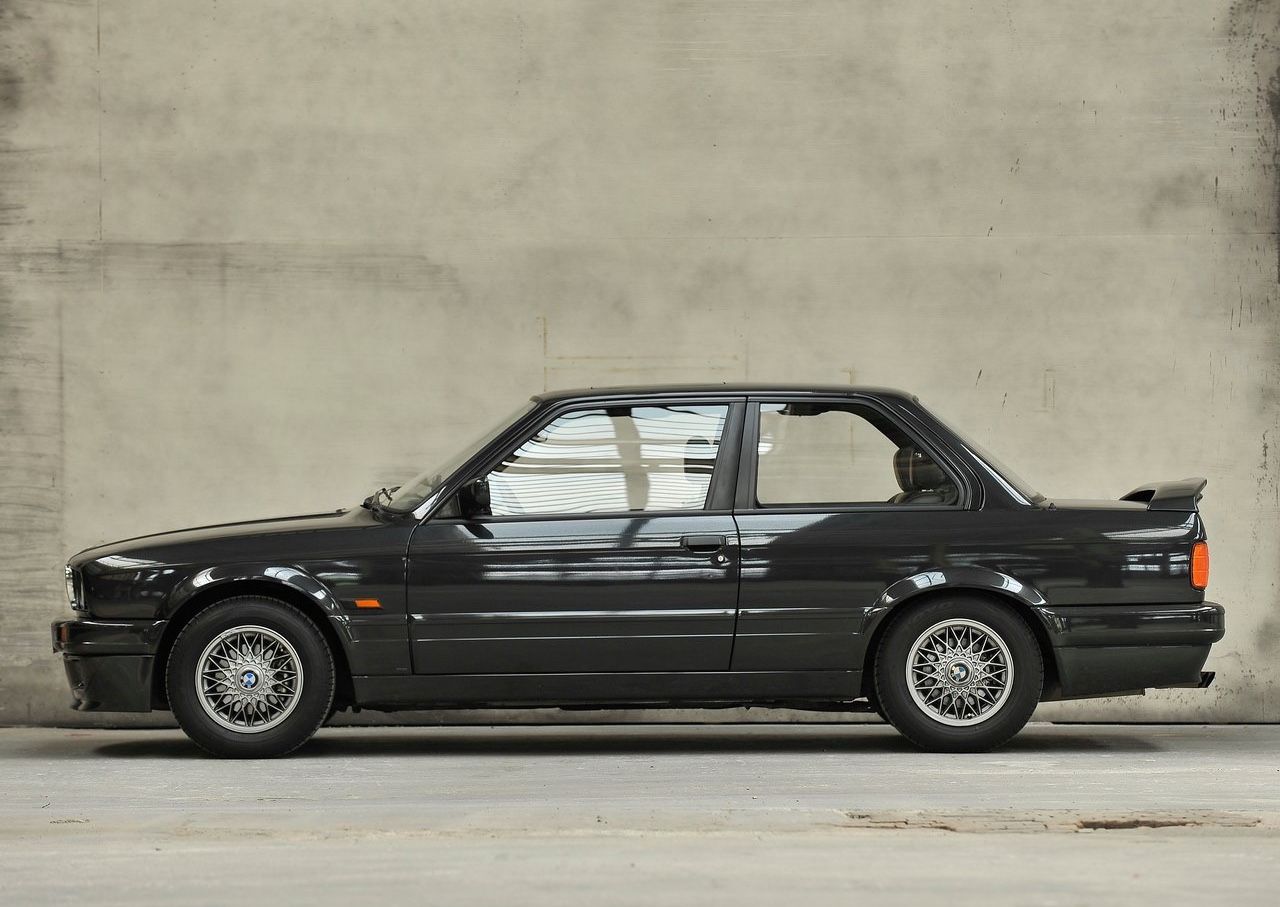 Perfil lateral negro 1988 BMW 320is E30