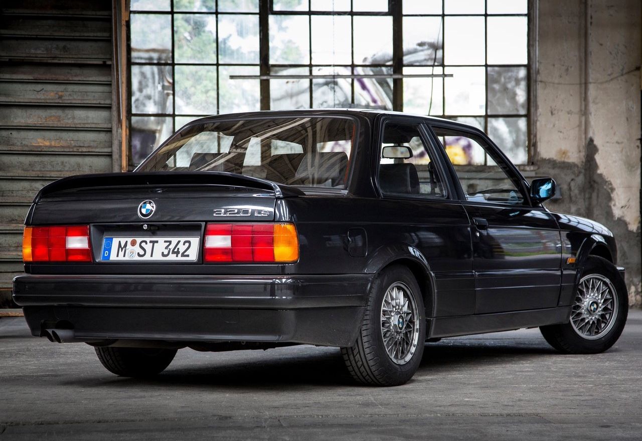 Perfil trasero negro 1988 BMW 320is E30