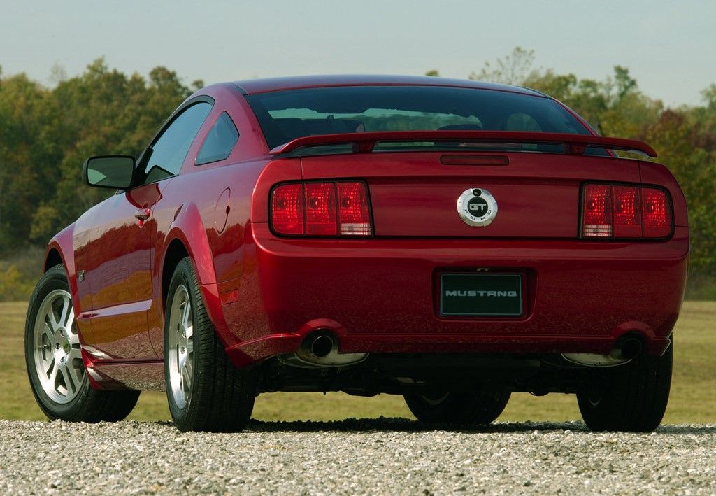 Ford-Mustang_GT-2005-10