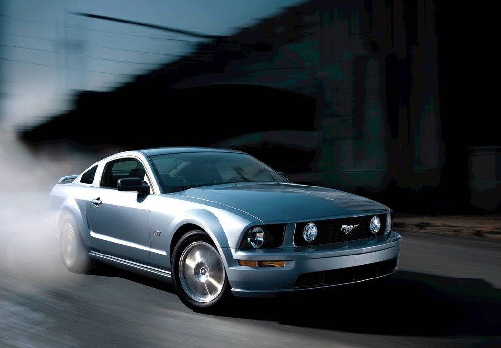 Ford-Mustang_GT-2005