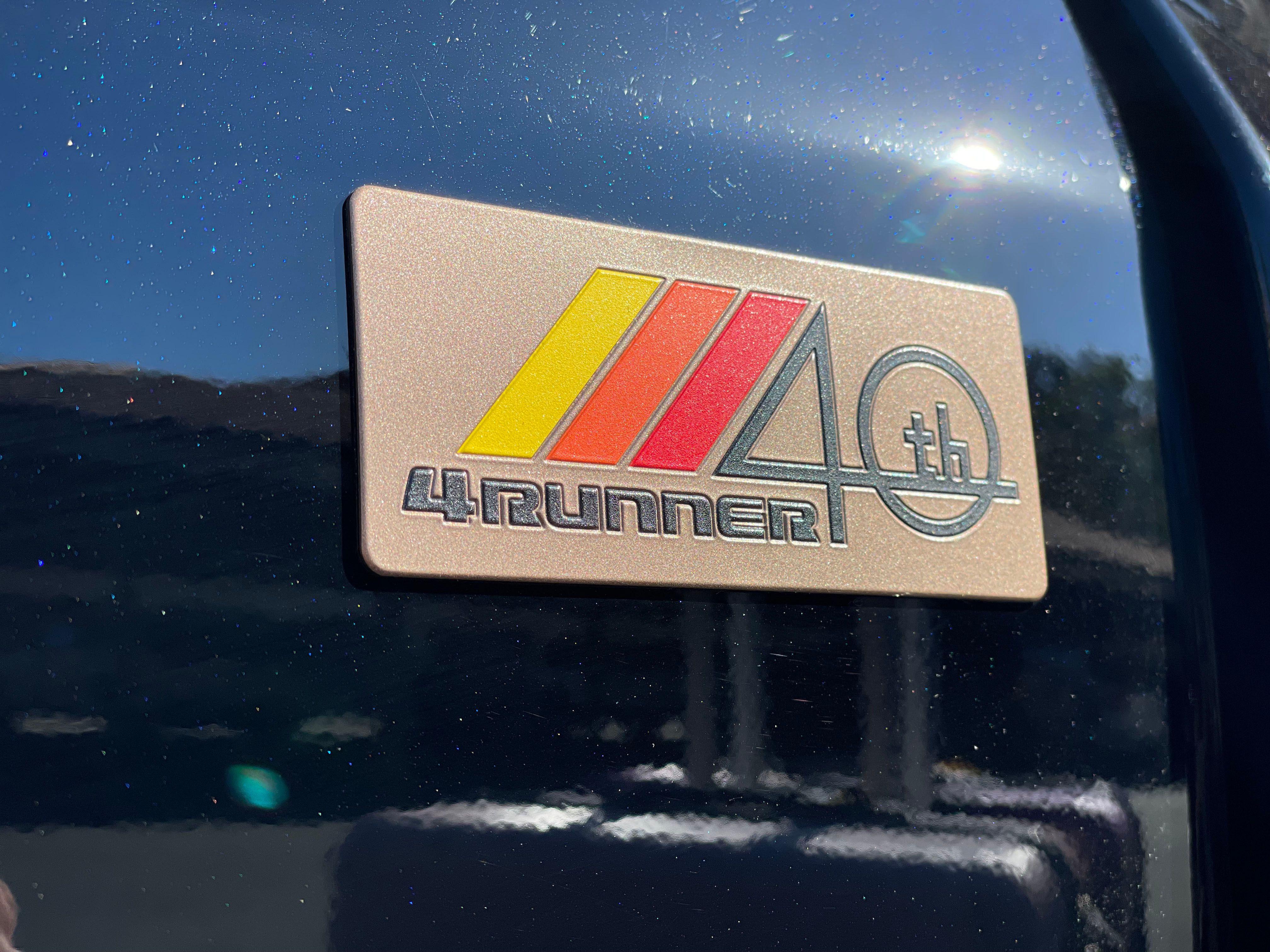 Значок специального выпуска Toyota 4Runner к 40-летию 2023 года