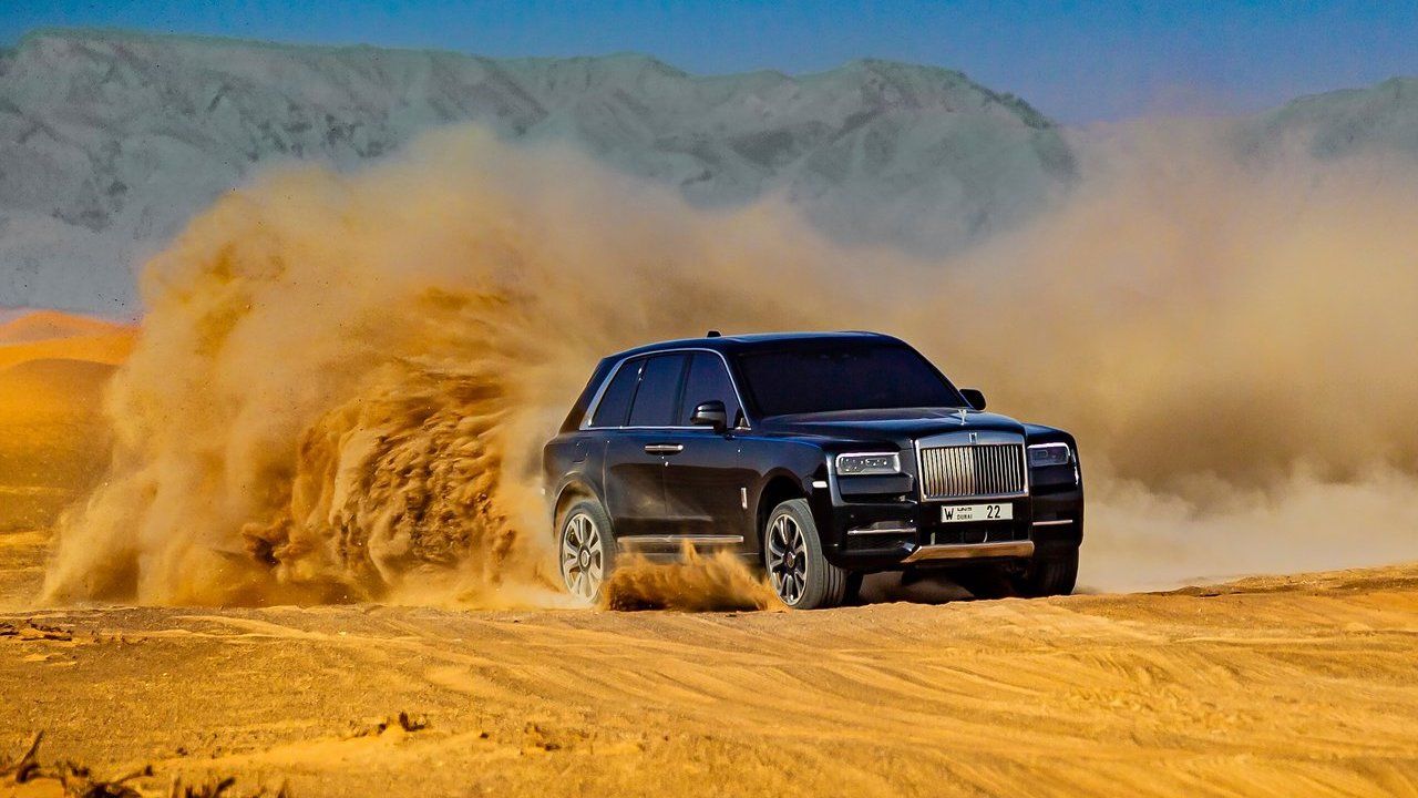Rolls-Royce-Cullinan-Desert