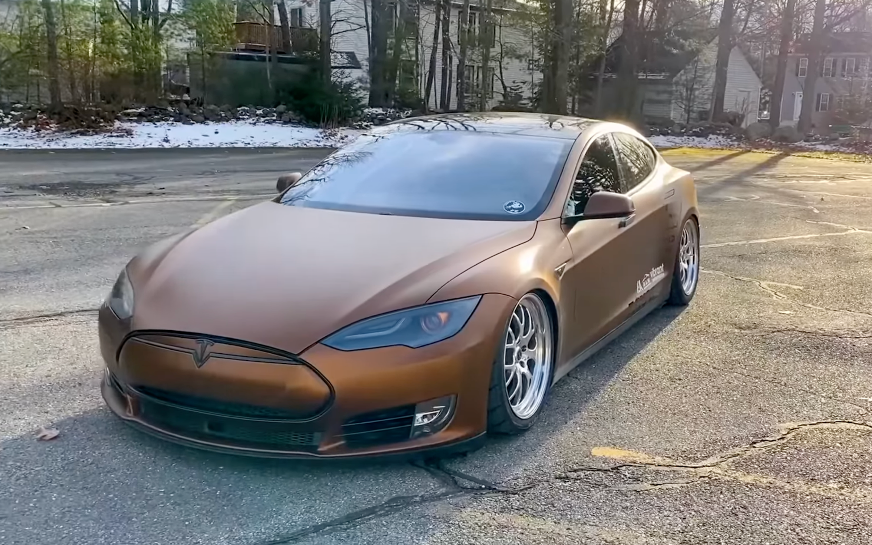 Le Tesla V8 marron de Rich Benoit avec suspension pneumatique
