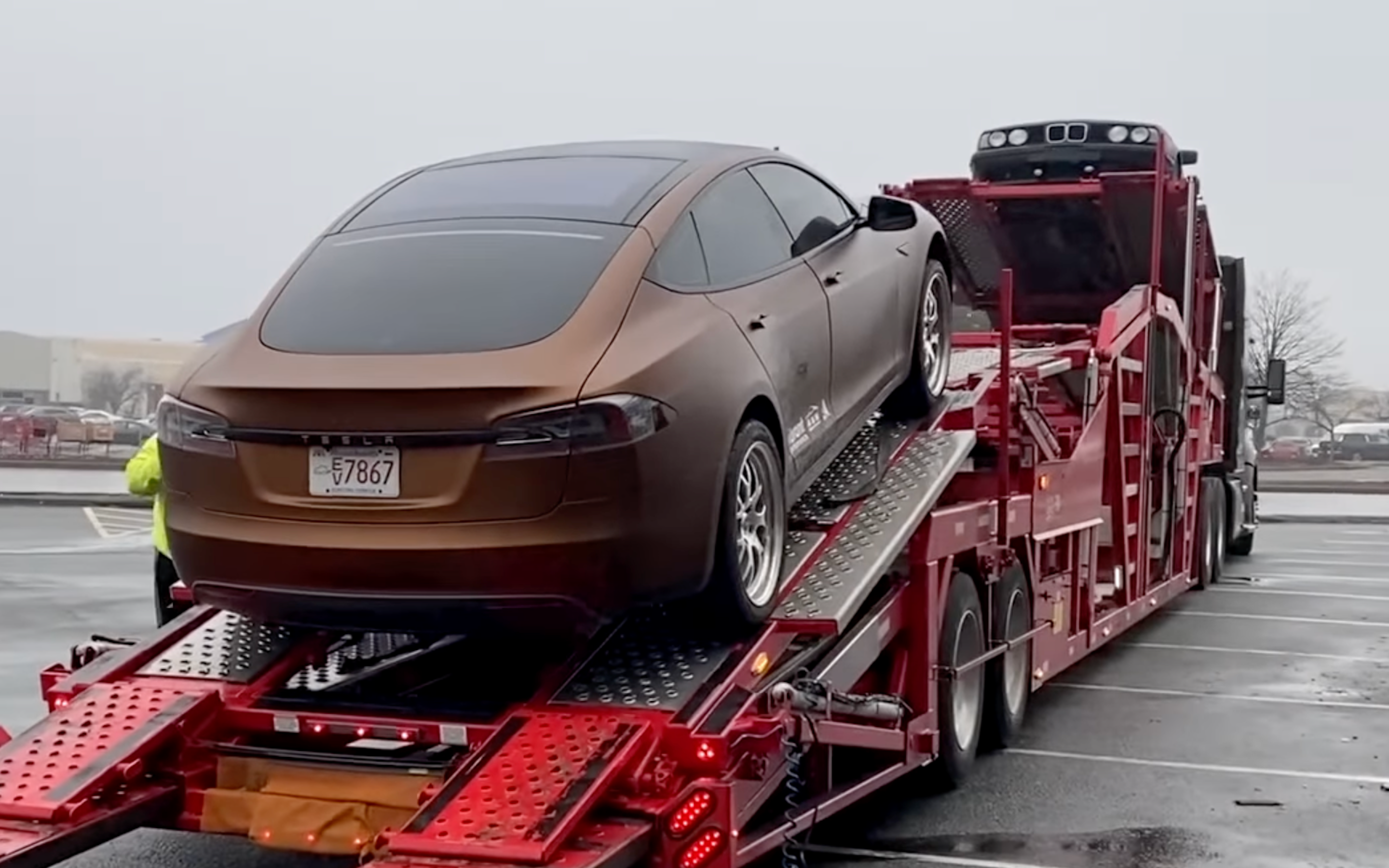El Tesla V8 marrón de Rich Benoit cargado en un camión