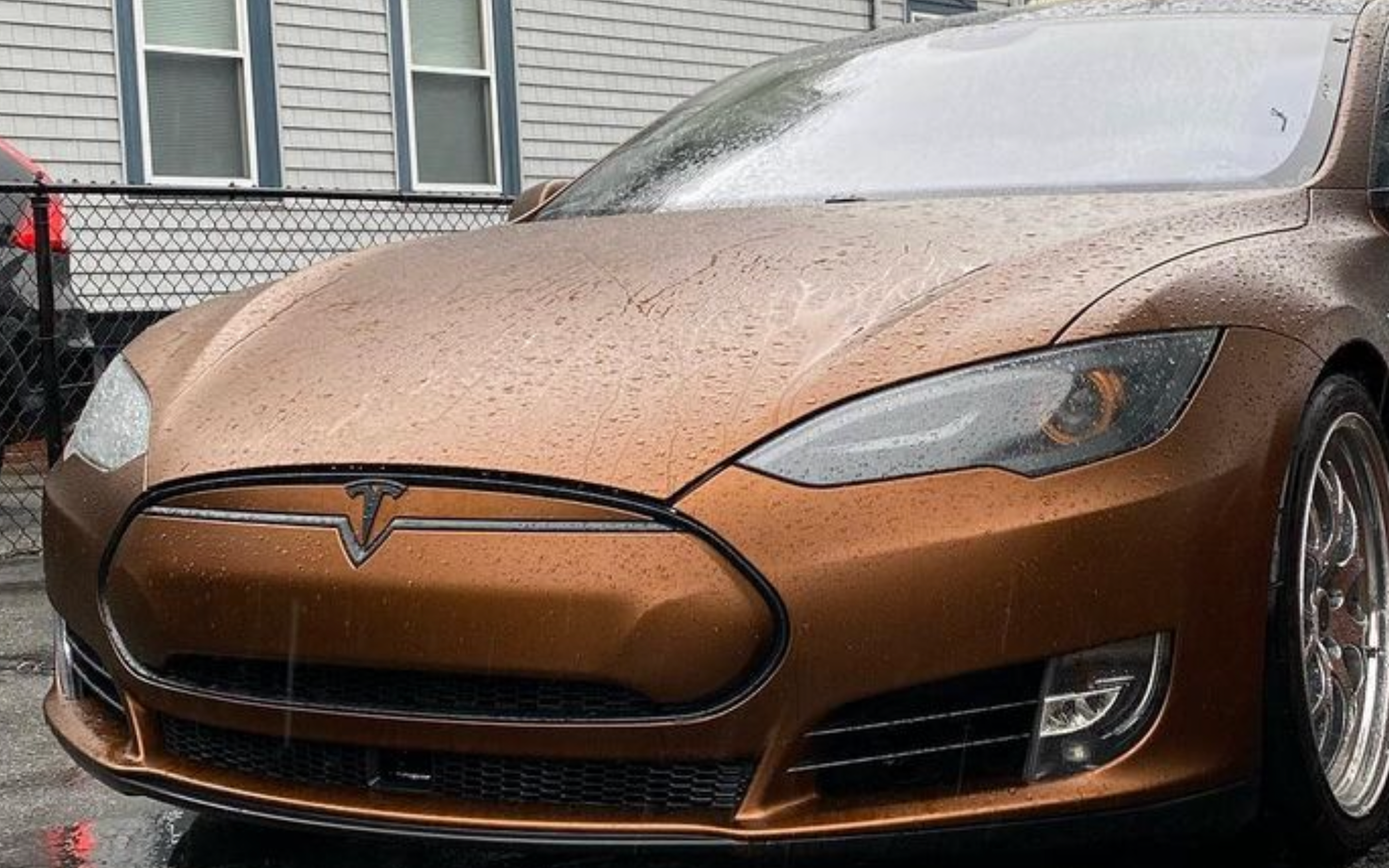 Detalles del faro marrón Tesla V8 de Rich Benoit