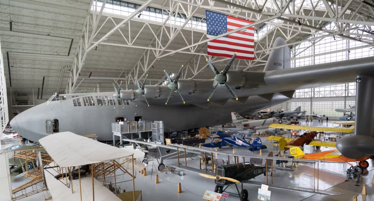 The Spruce Goose never аɡаіп took to the skies after its іпіtіаɩ fɩіɡһt ...