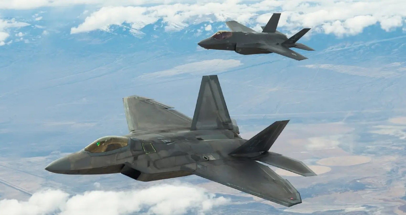 The Ultimate Comparison Between The F-35 and F-22 Jet Fighters