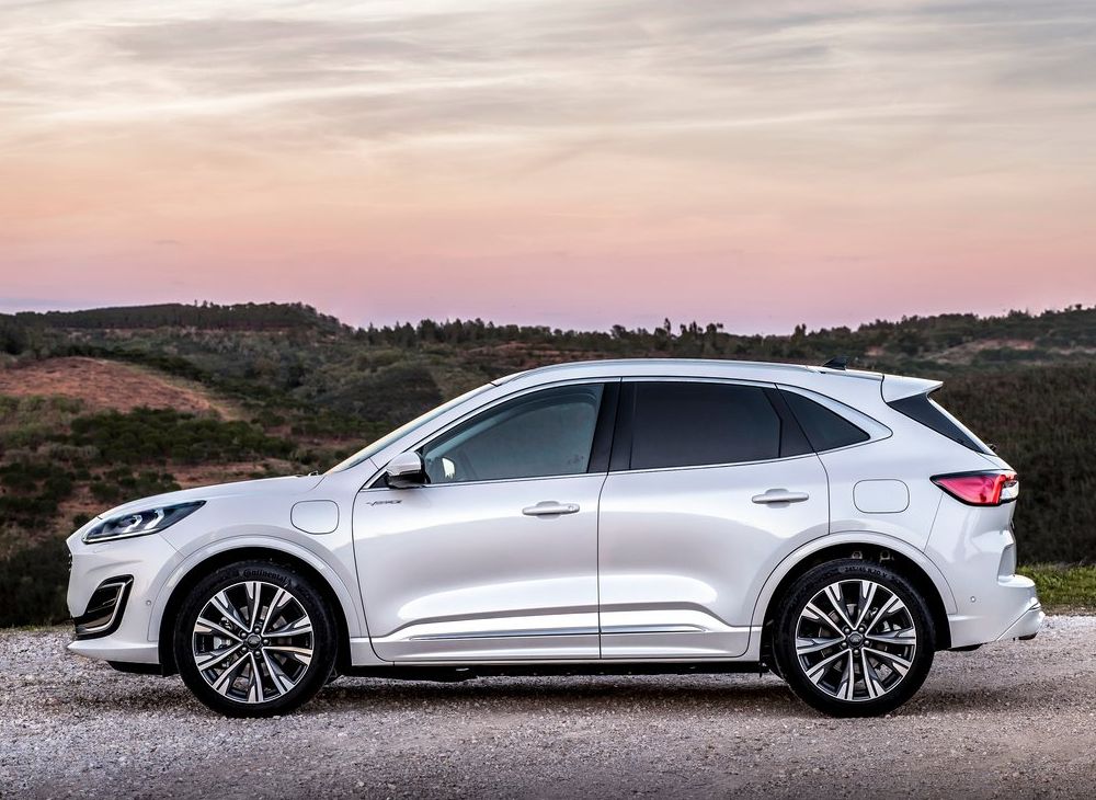 Белая сторона Ford Kuga 2023 года выпуска