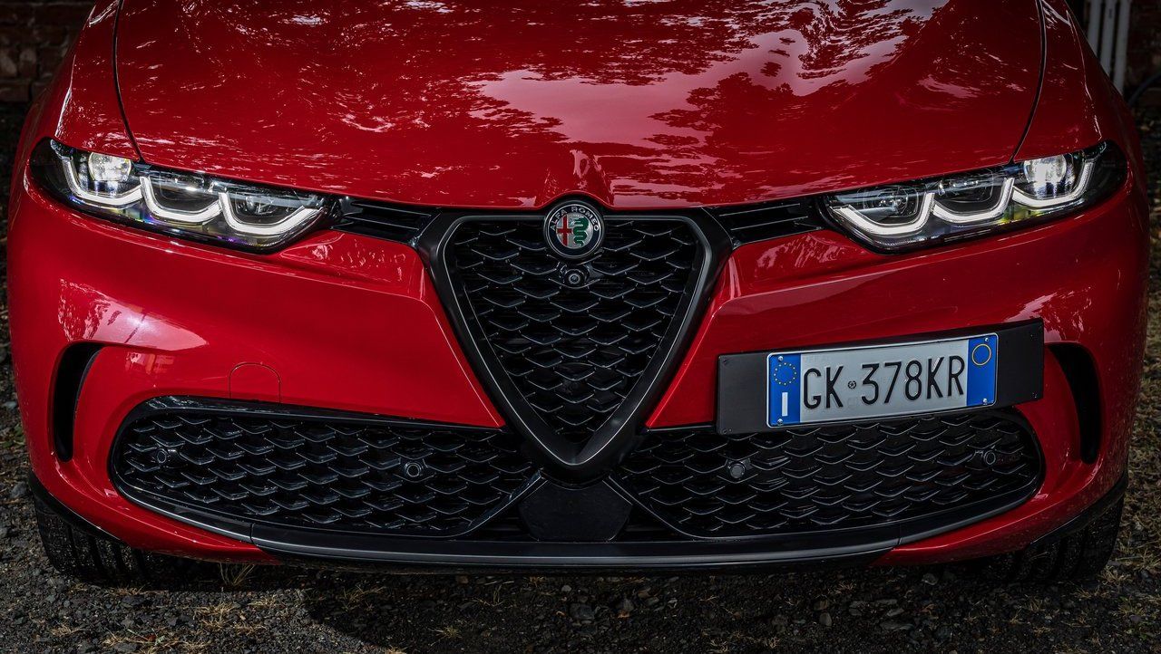 Alfa_Romeo-Tonale-2023-Red Grille