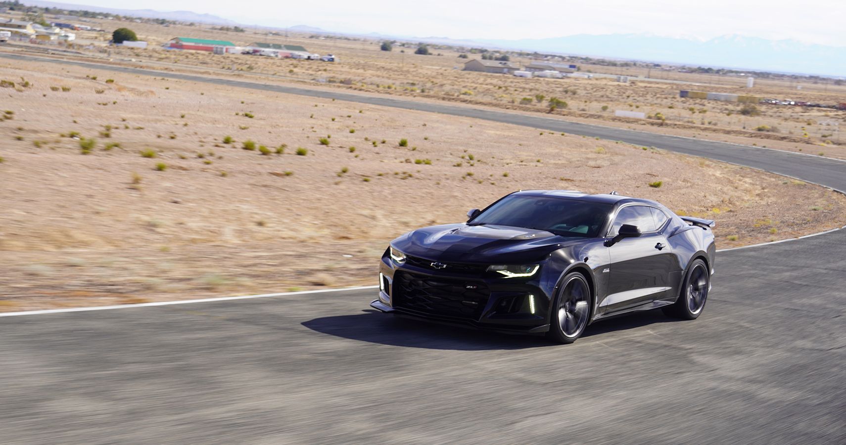 Chevrolet Camaro ZL1 Willow jumps on the track