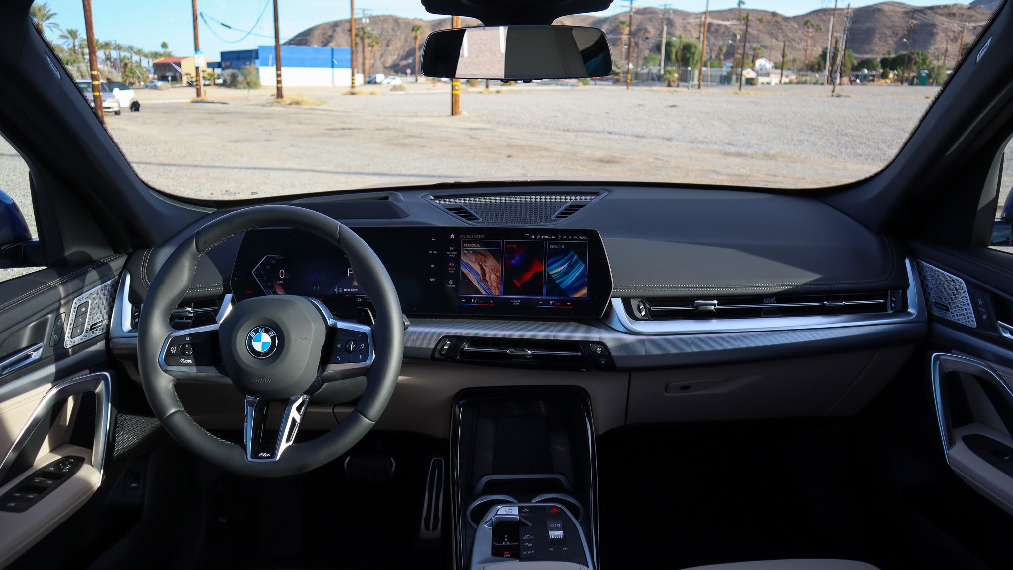 Внутренняя приборная панель BMW X1 2023 года, полный обзор