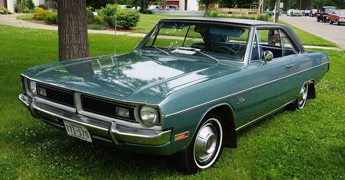 1280px-1971_Dodge_Dart_Swinger_(27459831746)