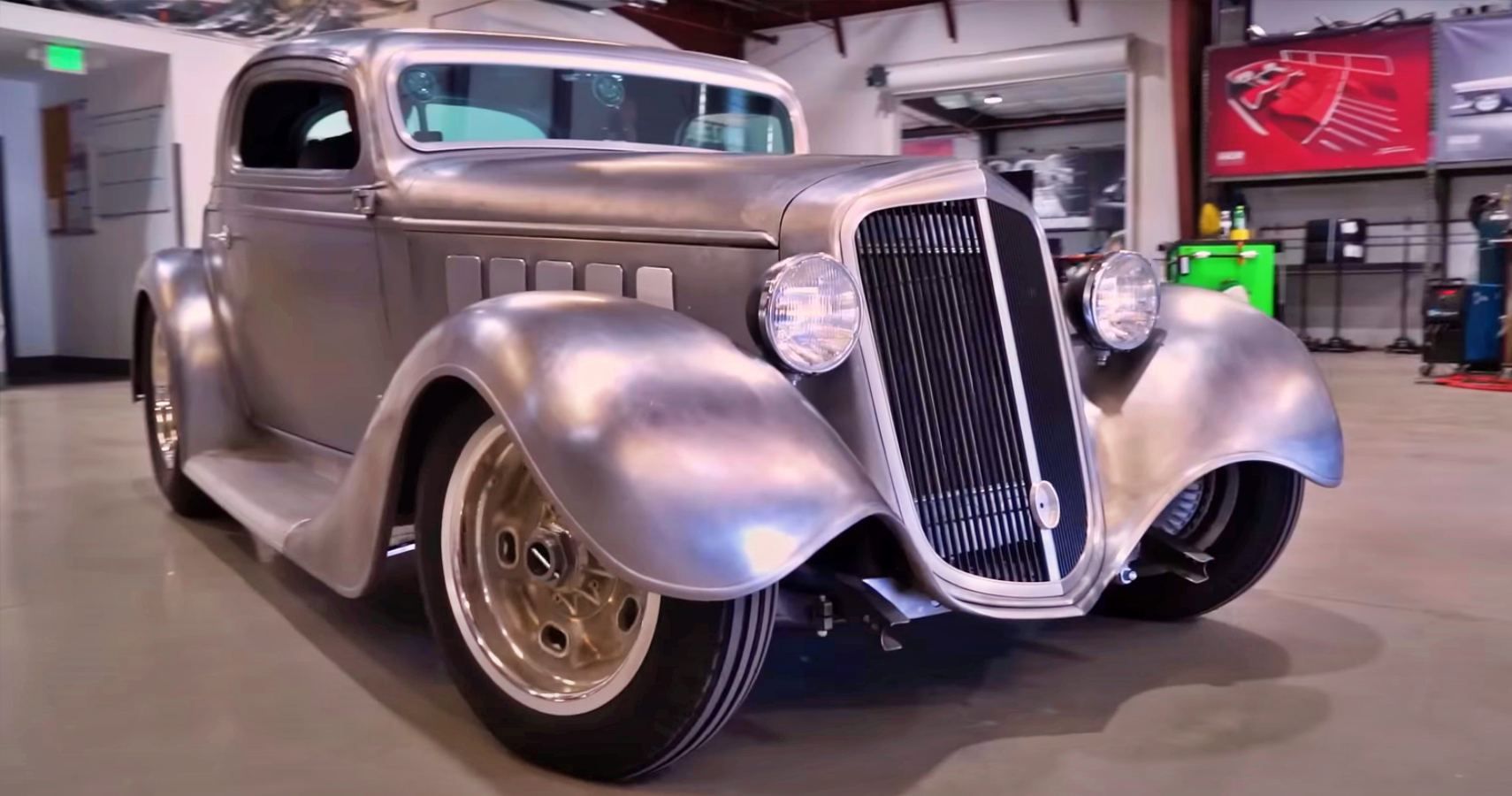 Perfil dianteiro do Chevrolet HotRod 1935 em destaque