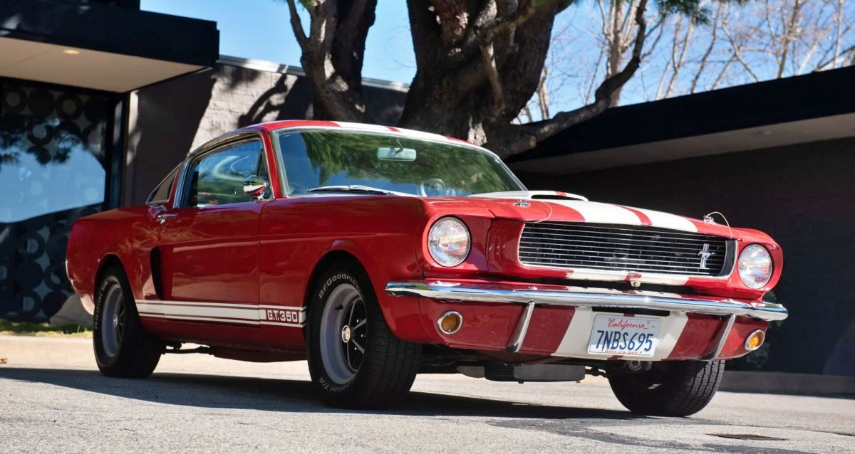 La collection privée de voitures de l'acteur Morgan Freeman vaudrait plusieurs $$$$$$ 1966-ford-mustang-gt350-front-three-quarters