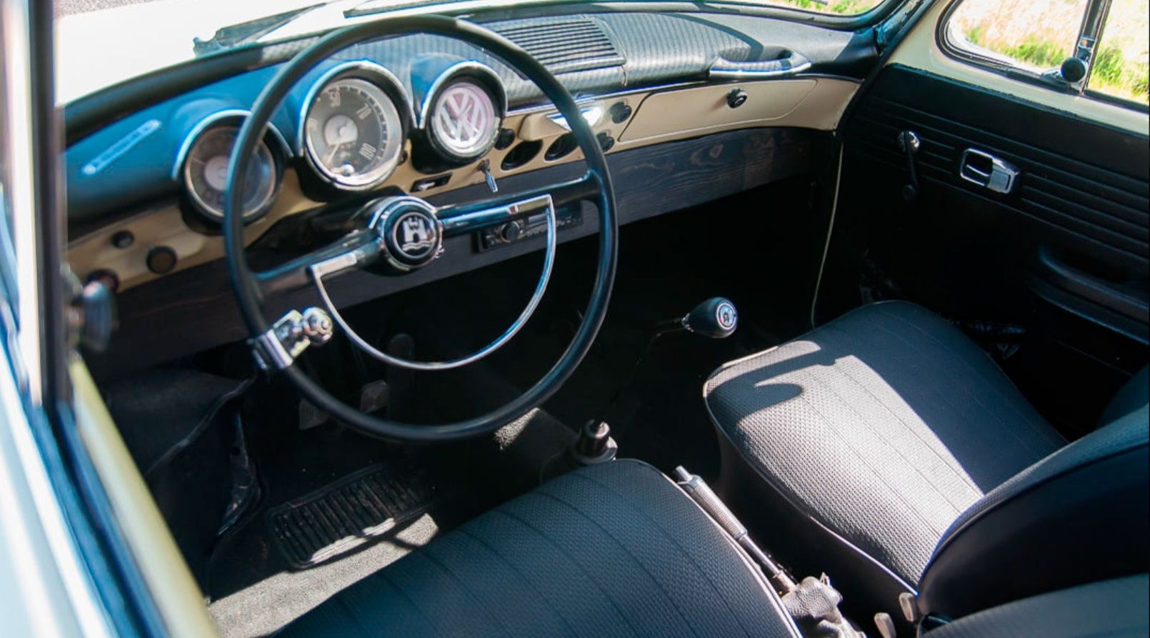Interior de un Volkswagen Squareback de 1971.