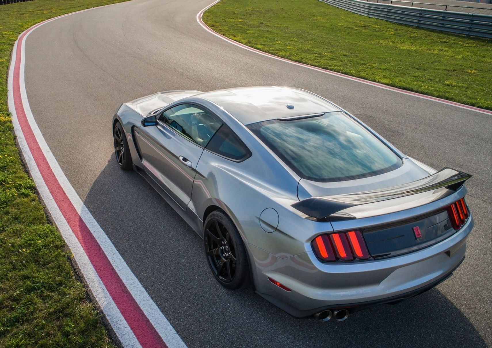 2020 Shelby GT350R Rear Quarter View