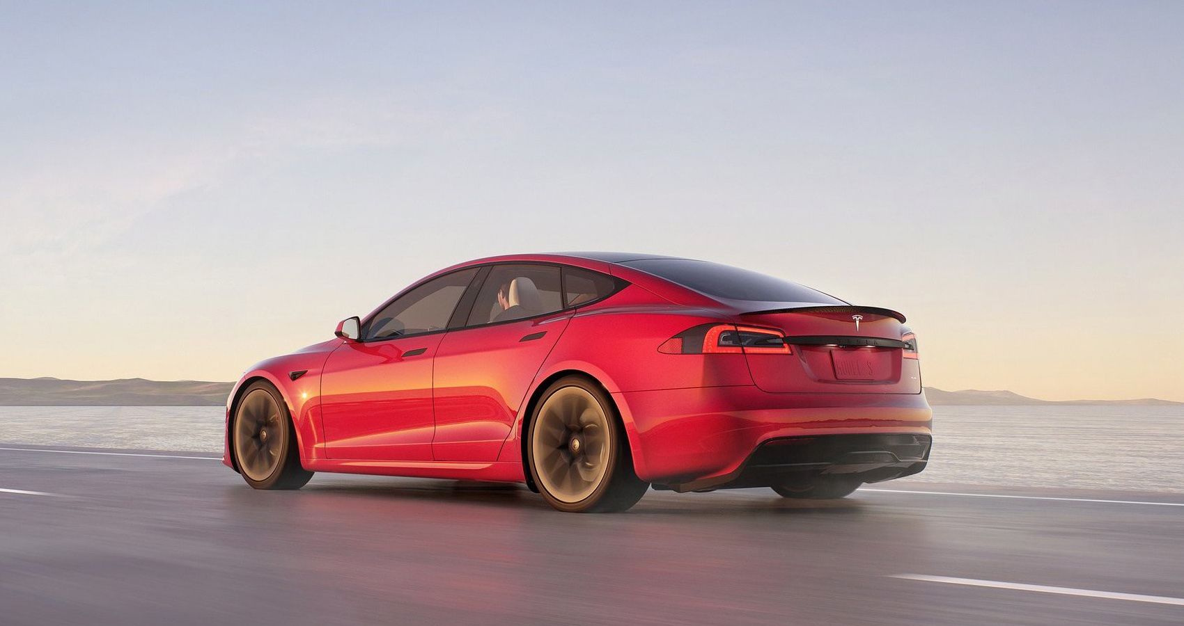 Tesla Model S 2021 en vista trasera roja
