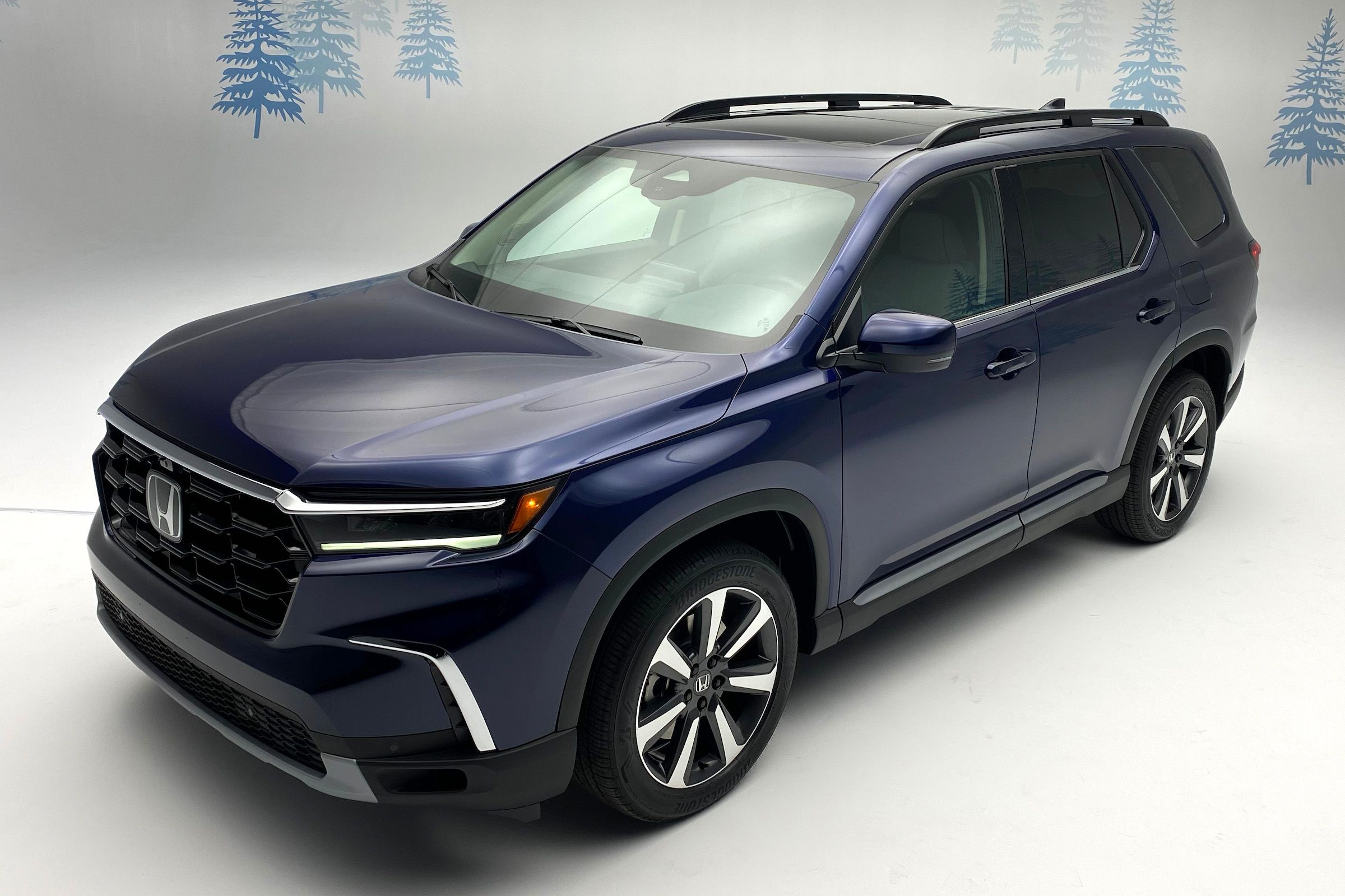 2023 Honda Pilot Elite blue with chrome accents and 20-inch wheels