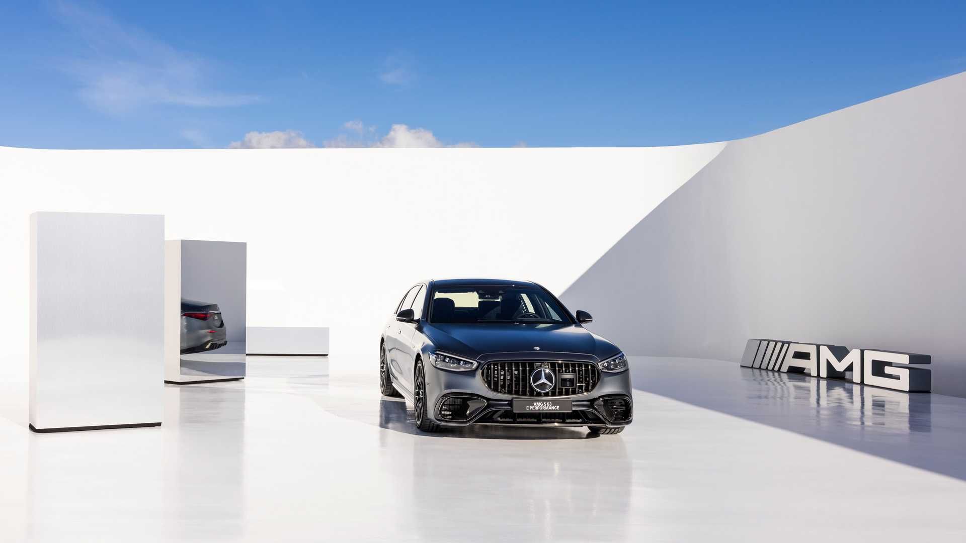 2023 Mercedes-AMG S63 Hybrid front third quarter view