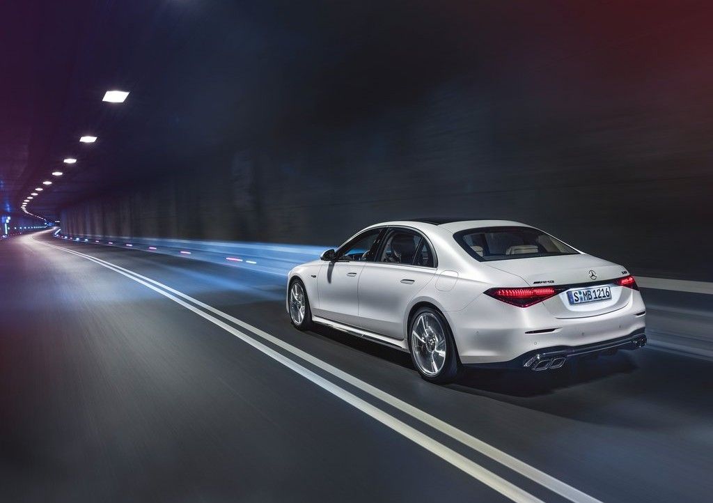 Mercedes-AMG S63 2023 blanco en la carretera