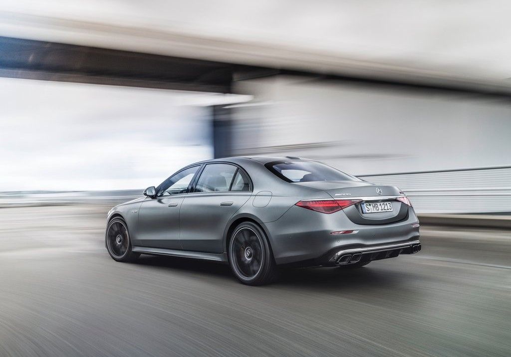 Gris 2023 Mercedes-AMG S63 en la carretera