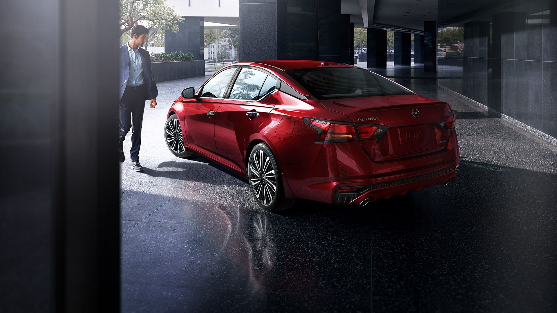 Nissan Altima 2023 vermelho em uma garagem