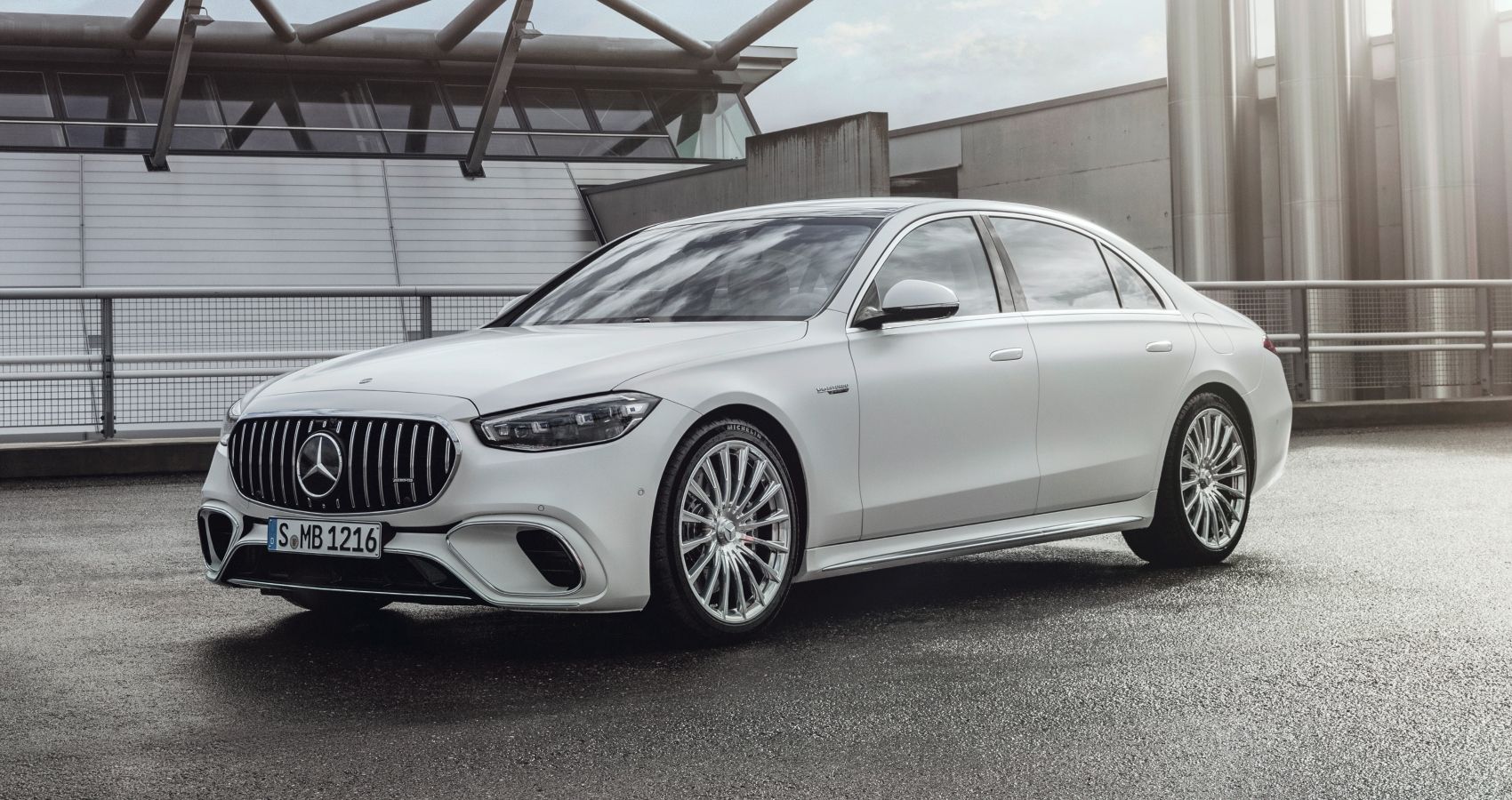 Aparência frontal de três quartos do Mercedes-AMG S 63 Hybrid 2024