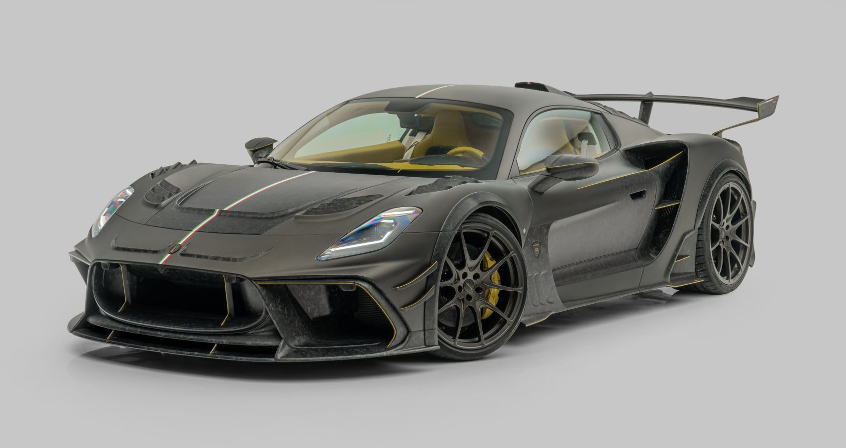 Front three-quarter look of the Maserati MC20 tuned by Mansory